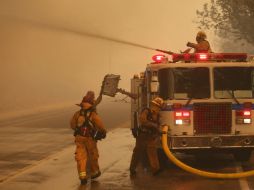 El siniestro, llamado Etiwanda, es combatido por más de 550 bomberos. AFP /