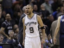 Parker celebra las anotaciones de su equipo durante el segundo cuarto del partido. AP /