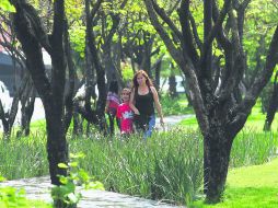 Así luce el parque lineal de Normalistas, aún sin concluir, donde habitantes de zonas aledañas disfrutan del nuevo espacio público.  /