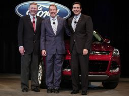 De izquierda a derecha: Allan Mullaly, el presidente administrativo, Bill Ford; y el nuevo director de la automotriz, Mark Fields. AFP /