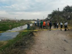 El cadáver se encontró pegado al borde de un canal. La víctima estaba envuelta en un una colcha de color rosa.  /