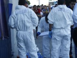 Acudieron un agente del Ministerio Público junto con personal del IJCF para iniciar con las investigaciones. ARCHIVO /