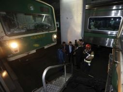 Aunque trata de frenar, el tren se estrella contra otro que estaba parado por problemas mecánicos. EFE /