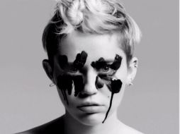 En el video, se observa a la joven con cruces negras pintadas sobre sus ojos con aceite. Foto: @otytherleigh. ESPECIAL /