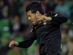 Carlos está agradecido con el club, con sus compañeros y con la afición. EFE /