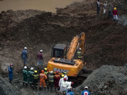 Tras más de 48 horas de trabajos, continúa la búsqueda de los cuerpos sepultados. AFP /