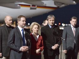 El ministro Nicolai Wammen y sus homólogos Ursula von der Leyen y Martin Stropnický esperaban a los observadores. EFE /