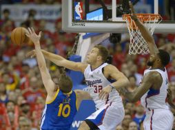 Los angelinos Blake Griffin y DeAndre Jordan defienden su canasta del ataque de David Lee. EFE /
