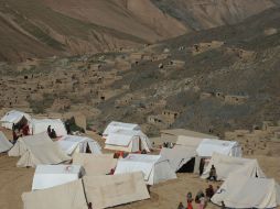 Las casas quedaron sepultadas bajo 60 metros de tierra y piedras, por lo que los rescatistas fueron incapaces de llegar hasta ellas. AFP /