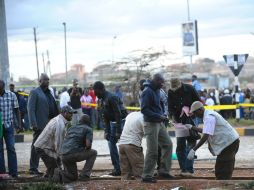 Investigadores recogen evidencia en la zona donde ocurrieron las explosiones. AFP /