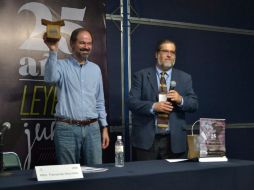 El escritor Juan Villoro recibió el reconocimiento 'Compromiso con las Letras', por parte del Comité Organizador. Tomada de fenal.mx. ESPECIAL /