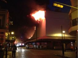Elementos de Protección Civil trabajan para sofocar el incendio.  /