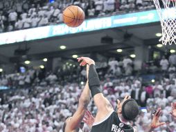 Paul Pierce bloquea el disparo de Kyle Lowry, en la última acción del partido para amarrar el triunfo de Brooklyn por un punto. EFE /