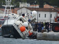 La Guardia Costera saca de las aguas el yate en el que viajaban entre 60 y 65 personas, de las cuales han sido rescatadas 36. EFE /