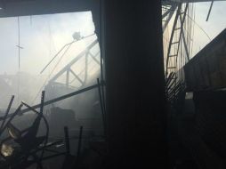 Imagen que muestra algunos fierros retorcidos al interior del Mercado Corona luego del incendio.  /