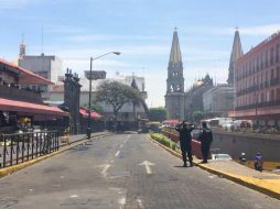 Maquinaria (al fondo) inicia trabajos en el Mercado Corona, mientras la vigilancia del inmueble se mantiene.  /