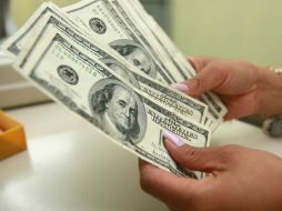 El tipo de cambio para solventar obligaciones en moneda extranjera pagaderas en la República Mexicana es de 13.0102 pesos. ARCHIVO /