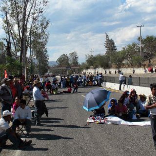Maestros marchan y bloquean Autopista del Sol