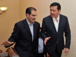 El gobernador de Sonora, Guillermo Padrés, recibe a Osorio Chong. TOMADA DE @guillermopadres  /