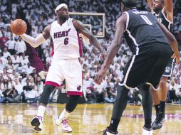 LeBron James (izq.) se convirtió en el jugador más joven en llegar a los cuatro mil puntos encestados en la postemporada de la NBA. AP /