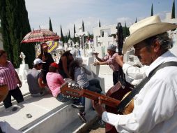 El día con mayor afluencia de gente es el 10 de mayo, pero las visitas a las madres difuntas comienzan desde un día antes. ARCHIVO /