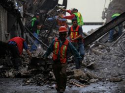La demolición en el Mercado Corona complica las cosas y evidencia riesgos. Los comerciantes no abren sus locales desde hace tres días.  /