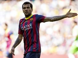 El zaguero brasileño reaccionó de forma particular comiéndose la banana que le habían arrojado. ARCHIVO /