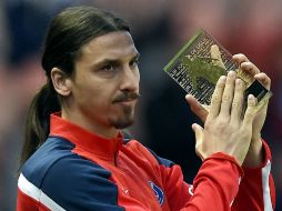 Zlatan Ibrahimovic recibe el premio de mejor jugador de la temporada antes del encuentro entre el PSG y el Rennes. AFP /