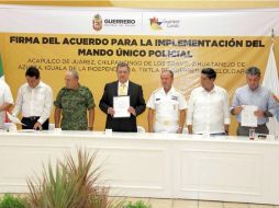 Ceremonia de la firma de acuerdo, realizada en Casa Guerrero. Imagen tomada de @AngelAguirreGro. ESPECIAL /