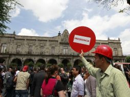 Ramiro Hernández y otros funcionarios evacuan la presidencia municipal tras el sismo de este mediodía.  /