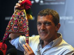 El actor de 'La máscara del zorro' recibe un 'chullo' de regalo. AFP /