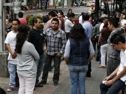 Ciudadanos del DF abandonan sus lugares de trabajo tras el sismo de 6.4. NTX /
