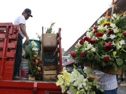 Locatarios de florerías terminan de sacar sus productos de la zona.  /