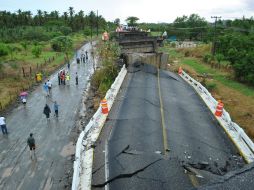 El puente 'El Cuajilote' colapsó hoy tras el sismo de 6.4 registrado en Guerrero. EFE /
