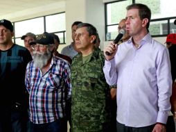 Alfredo Castillo ofrece una conferencia de prensa junto a líderes de autodefensa. SUN /