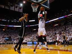 James brinca para hacer una anotación. AFP /