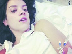 Lily Allen publicó una foto desde su convalecencia en el hospital. ESPECIAL /