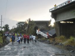 Aspecto del puente ''El Cuajilote'' después de su colapso, en Tecpan de Galeana, Guerrero. ARCHIVO /