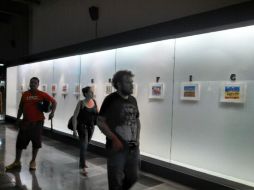 Los dibujos, fotos y acrílicos del artista Méndez muestran su inconformidad por el cierre de la playa Las Minitas.  /