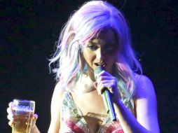 Perry buscó a un fan mayor de 18 años y le compartió de la bebida. Foto tomada del eonline.com. ESPECIAL /