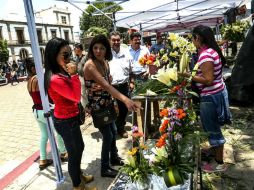 Esta tarde, floristas del Corona se instalaron en la explanada frente a la Prepa 1.  /