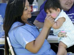 Destaca la aprobación de una partida de becas para la formación  profesional a madres solteras jefas de familia. AP /