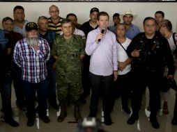 Alfredo Castillo habla durante una conferencia de prensa en Apatzingán. ARCHIVO /