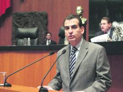 El senador Miguel Ángel Chico Herrera da pormenores de las facultades que tendrá el INE.  /