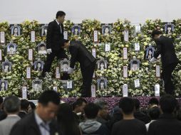 Retratos de las víctimas del naufragio en un monumento conmemorativo a los desaparecidos. AP /