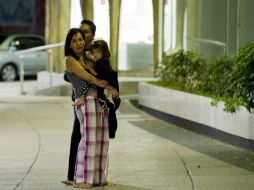 Turistas evacuados de sus hoteles por el sismo esperan indicaciones de autoridades para regresar a sus habitaciones. AFP /