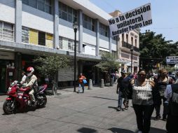Comerciantes de Pedro Loza han llenado el andador de pancartas de rechazo hacia los afectados.  /