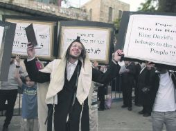 Manifestación. Judíos ultraortodoxos sostienen pancartas pidiendo al Papa Francisco que se quede en Roma. AFP /