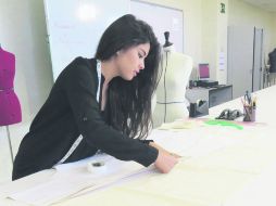 La estudiante Karla Mejía trabaja en varios diseños para la colección vestido-joya de Pandora ESPECIAL /