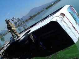 La unidad de transporte quedó sobre su costado derecho, se teme que haya personas atrapadas al interior. Foto Twitter @codigo75 ESPECIAL /